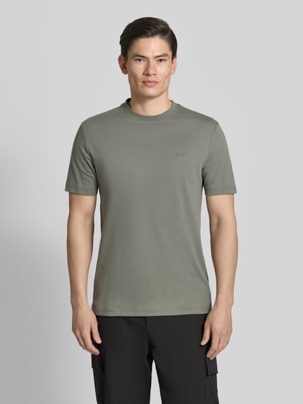 Männermodel trägt Regular Fit T-Shirt aus reiner Baumwolle Modell 'TE_INTERLOCK' von BOSS Orange in Optik: Unifarben, Ganzkörperansicht von vorne.