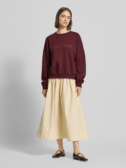 Vrouwenmodel draagt Sweatshirt mit Statement-Print und überschnittenen Schultern van OH APRIL in bordeauxrood, puur katoen, regular fit, ronde hals, statementprint, schouderpartijen en ribboorden. Ganzkörperansicht von voren.