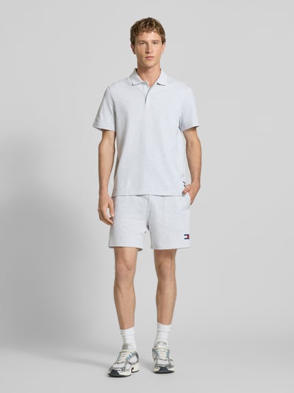 Tommy Jeans Regular Fit Sweatshorts aus Baumwoll-Mix Hellgrau Melange 1