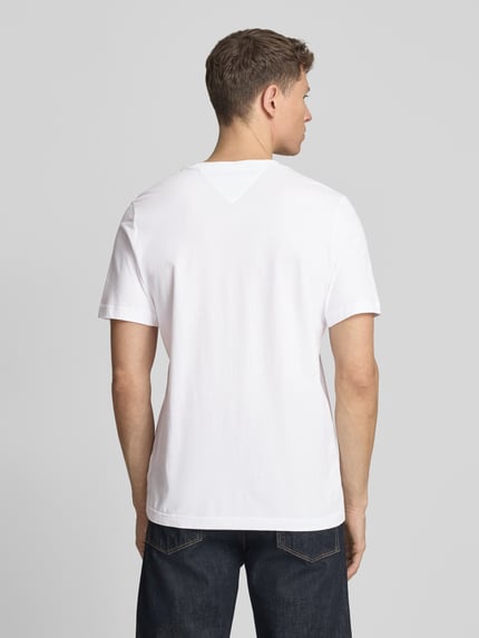 Mannelijk model draagt Regular Fit T-shirt uit puur katoen van Tommy Hilfiger, look: effen, regular fit pasvorm, labelprint, ronde hals, korte mouw, materiaal: puur katoen. Ganzkörperansicht Rückansicht.
