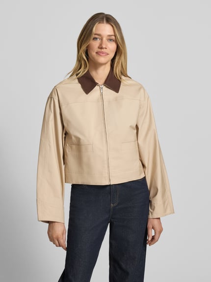 Frauenmodel trägt Jacke mit Reißverschluss Modell 'Herakla' von OPUS in Beige mit braunem Umlegekragen, Lyocell-Baumwoll-Mix, Ganzkörperansicht von vorne.