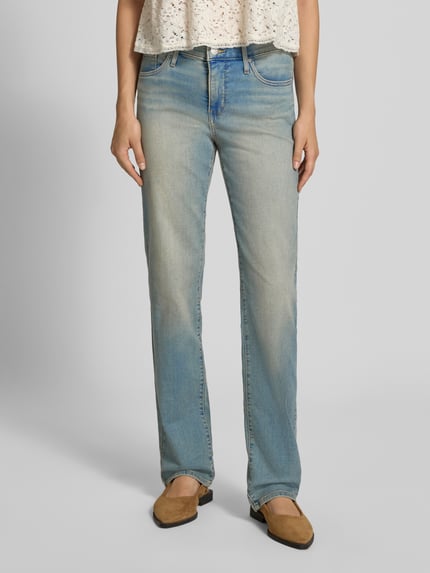 Frauenmodel trägt Straight Fit Jeans aus Baumwoll-Mix Modell '314 SHAPING STRAIGHT' von Levi's® 300, hellblaue Waschung, Ganzkörperansicht von vorne.