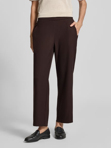 Männermodel trägt Regular Fit Gerade Hose mit Viskose-Anteil Modell 'Sue' von TONI, dunkelbraun, glatte Textur, Damen Gerade Hose, Nahaufnahme Unterkörper, Ganzkörperansicht von vorne