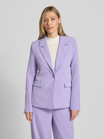 Frauenmodel trägt Slim Fit Blazer mit Pattentaschen Modell 'Isa' von GUIDO MARIA KRETSCHMER WOMAN in Pastell-Lila, Material-Mix mit Stretch-Anteil, Reverskragen, Knopfverschluss, Ganzkörperansicht von vorne.