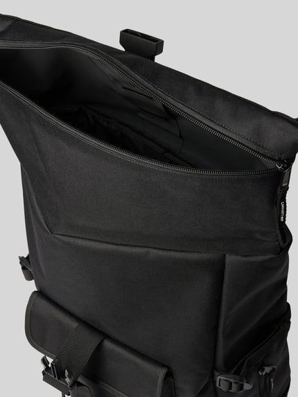 Productfoto, zwarte rugzakfunctie Model 'PHILIS' van Carhartt Work In Progress met logopatch, overslag en verstelbare schouderband, Hoofdvak, Breedte bij maat 1: 52 cm, Lengte bij maat 1: 52 cm, Diepte bij maat 1: 14 cm, bandlengte bij maat 1: 64 cm, textuur van stevig textiel.