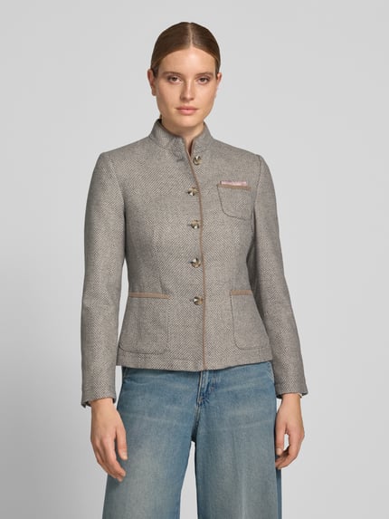 Vrouwenmodel draagt Blazer met Woll-Anteil van White Label in grijs Materiaalmix, getailleerd, opstaande kraag, opgestikte zakken, Ganzkörperaanzicht van voren. Ruglengte maat 36: 59 cm, borstwijdte: 46 cm, mouwlengte: 64 cm.