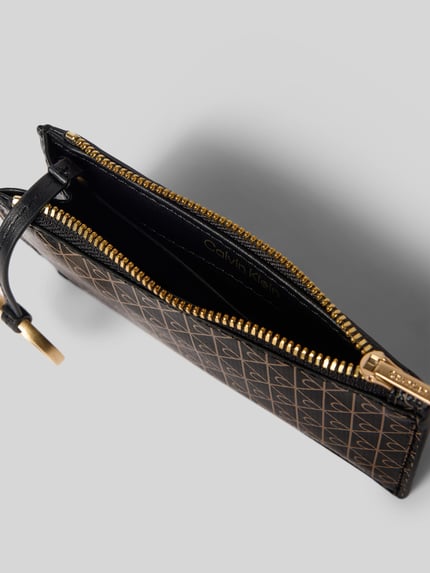 Produktfoto, Portemonnaie aus echtem Leder Modell 'Emblem' von CK Calvin Klein, schwarz mit Allover-Logo-Print, goldener Reißverschluss, Außentaschen