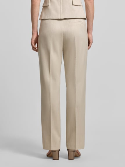 Frauenmodel trägt Hose aus Viskose-Mix mit Bügelfalten von comma in Beige, Regular Fit, mit Gesäßtasche, Rückansicht Ganzkörperansicht.