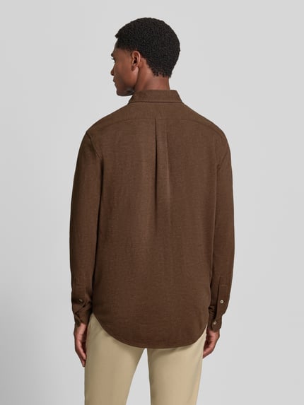 Männermodel trägt Regular Fit Freizeithemd aus reiner Baumwolle von Polo Ralph Lauren in Braun, glatte Textur, Ganzkörperansicht Rückansicht.