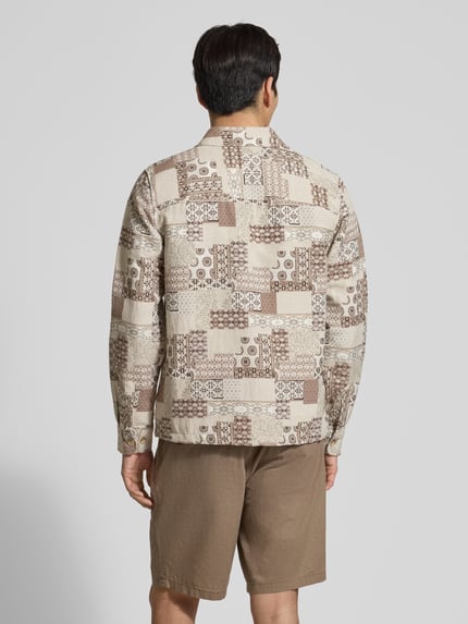Männermodel trägt Regular Fit Overshirt mit Kentkragen Modell 'Layton' von Les Deux, Baumwoll-Mix, Rückenlänge 71 cm, Ganzkörperansicht Rückansicht.