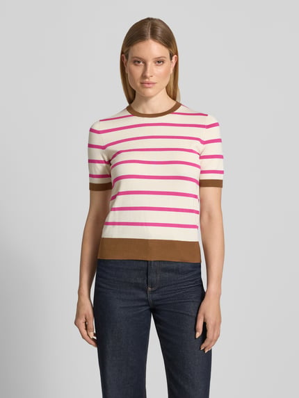 Frauenmodel trägt Strickshirt aus Viskose-Mix mit Rundhalsausschnitt von Jake*s Casual, Regular-Fit, Allover-Look, Vorderansicht, Nahaufnahme Oberkörper.