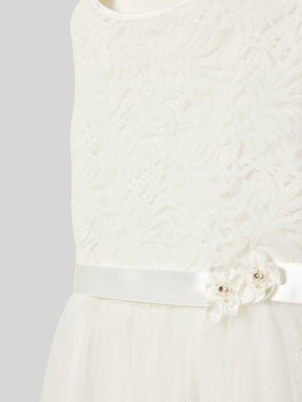 Mädchen trägt Knielanges Kleid mit Rundhalsausschnitt von Weise, Taillierter Schnitt, Zierbesatz, Nahtreißverschluss, Nahaufnahme Oberkörper.