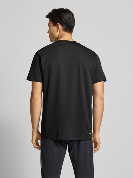 Männermodel trägt T-Shirt mit Logo und Rundhalsausschnitt von adidas Training, schwarzer Baumwoll-Mix, Regular-Fit, Rückenlänge 73 cm, Ganzkörperansicht Rückansicht.