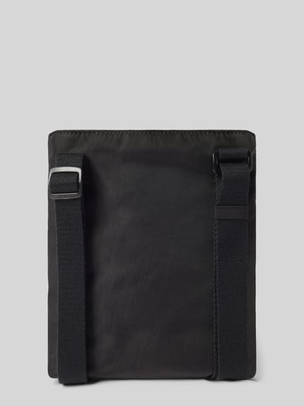 Produktfoto, schwarze Crossbody Bag mit Label-Stitching von CK Calvin Klein, eckige Form, strukturierter Stoff, verstellbarer Schulterriemen, Hauptfach mit Reißverschluss, für Herren, Maße 21x21x3 cm, modernes Design.