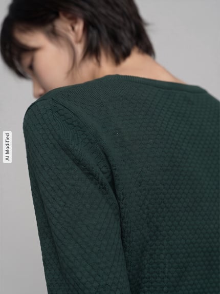 Kobiece model nosi Regular Fit Pullover aus reiner Baumwolle Modell 'CARE' od VERO MODA, ciemnozielony, faktura drobnej siateczki, zbliżenie pleców, KI-modifiziertes Bild