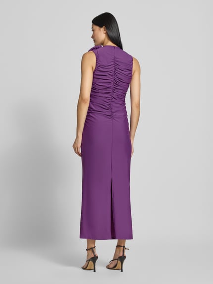 Vrouwenmodel draagt paarse cocktailjurk met bloemenapplicatie, Materiaalmix met stretch, maxi-jurk Model 'DONA' van YAS, rugaanzicht