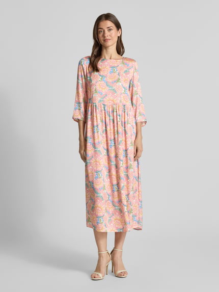 Modelka kobieca nosi Midikleid aus Viskose mit Rundhalsausschnitt von Rich & Royal, wielokolorowy nadruk, krój straight fit, rękaw 3/4, dekolt okrągły, tylny zamek typu keyhole, długość tyłu w rozmiarze 36: 125 cm, szerokość w rozmiarze 36: 49 cm, długość rękawa w rozmiarze 36: 45 cm, widok całej sylwetki z przodu.