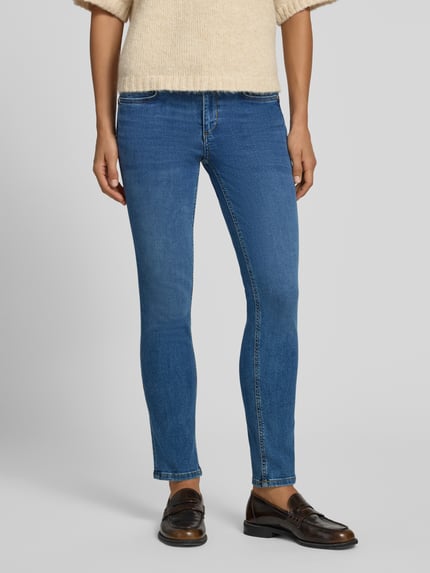 Frauenmodel trägt Skinny Fit Jeans aus elastischem Baumwoll-Mix Modell 'MONROE' von Liu Jo White, 5-Pocket, blaue Struktur, Nahaufnahme Unterkörper. Damen Jeans von Liu Jo White, detailreich sichtbar, Gürtelschlaufen, Knopf- und Reißverschluss, Bundweite 36 cm, Innenbeinlänge 68 cm.