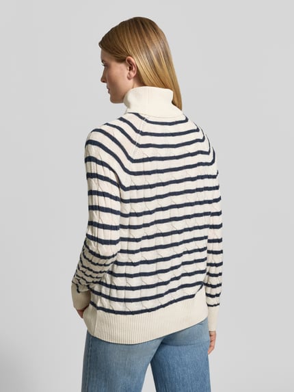 Frauenmodel trägt Relaxed Fit Rollkragenpullover aus reiner Wolle von Tommy Hilfiger, creme mit dunkelblauen Streifen, Ganzkörperansicht Rückansicht, Damen Rollkragenpullover von Tommy Hilfiger.