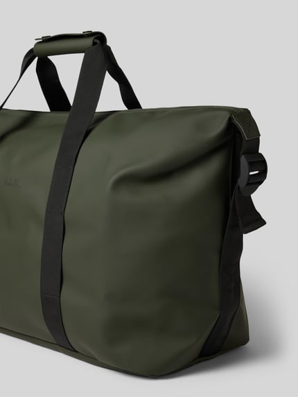 Productfoto, olijfgroene Weekend Bag met logo-detail Model 'Hilo' van Rains, hoofvak met ritssluiting, afneembare schouderband, Breedte maat 1: 64 cm, Lengte maat 1: 40 cm, Diepte maat 1: 24 cm, bandlengte schouderband maat 1: 84 cm