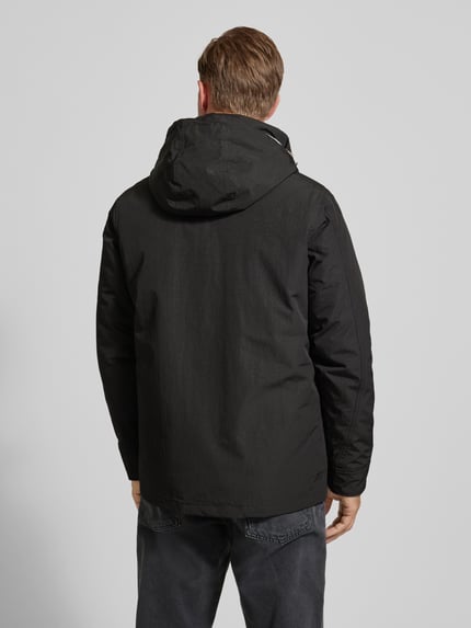 Mannelijk model draagt Jacke mit Kapuze van PME Legend in zwart, regular fit, capuchon, rits, ruglengte 76 cm, rugaanzicht,