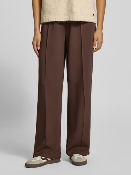 Frauenmodel trägt Pyjama-Hose mit Bundfalten Jersey von Marc O'Polo, unifarben, strukturierte Optik, elastischer Bund, Nahaufnahme Unterkörper.