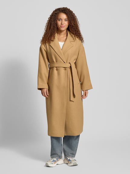 Frauenmodel trägt Mantel mit Reverskragen von LeGer by Lena Gercke in Beige, taillierter Schnitt, Baumwoll-Mix, Ganzkörperansicht von vorne.