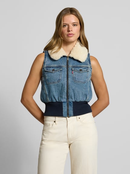 Frauenmodel trägt Regular Fit Weste aus reiner Baumwolle Modell 'TINY SHERPA VEST' von Levi's®, Damen Weste, blau-beige, Ganzkörperansicht von vorne