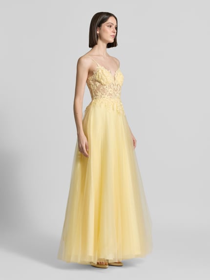 Frauenmodel trägt Maxikleid aus Tüll mit rückseitiger Schnürung von Luxuar in zartem Gelb, Corsagenkleid mit Spaghettiträgern, Taillierter Schnitt, dekorative Stitchings, feine Struktur, Rückenlänge bei Größe 36: 145 cm, Brustweite bei Größe 36: 33 cm, Ganzkörperansicht von vorne.