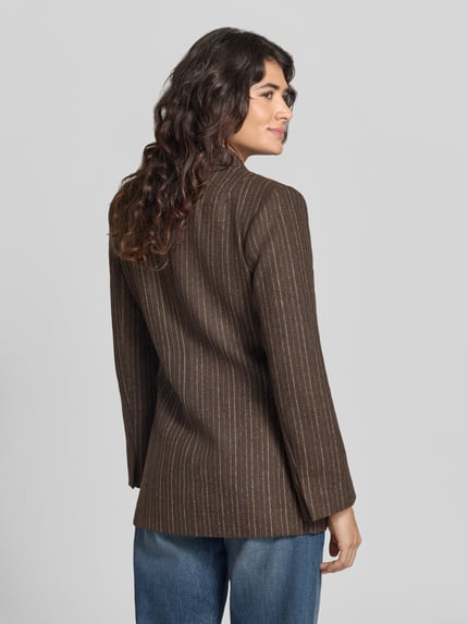 Frauenmodel trägt Longblazer mit Knopfverschluss von Neo Noir in Braun mit feinen Streifen, taillierte Passform, Ganzkörperansicht Rückansicht.