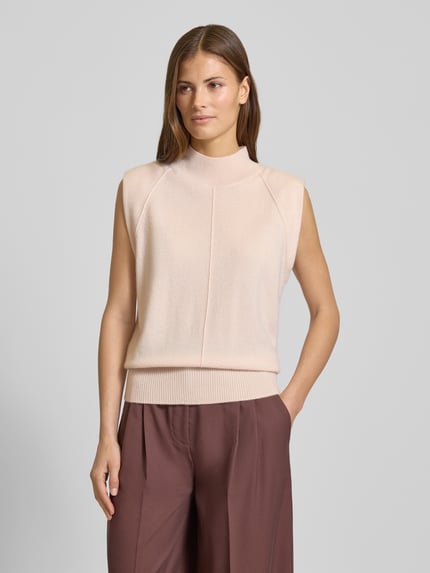 Vrouwenmodel draagt Regular Fit Pullunder uit puur kasjmier Model 'FUTRANI' van BOSS, look: effen, fijngebreid, col, labelstitching, romplijn geribd, totaalvoorzicht.