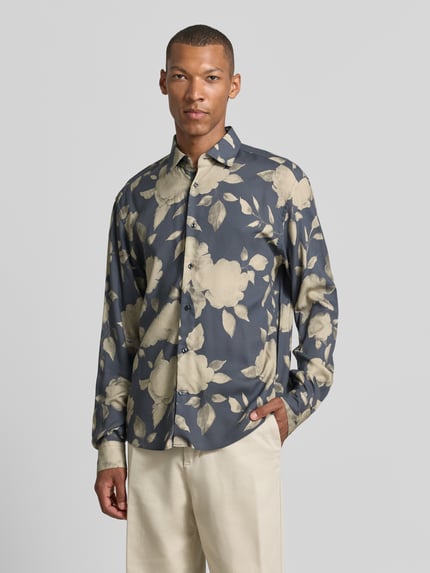 Männermodel trägt dunkelblaues Loose Fit Freizeithemd aus reiner Viskose Modell 'JSH-277Miles' von JOOP! mit beigefarbenem Blumenmuster, Herren Freizeithemd von JOOP! COLLECTION, Ganzkörperansicht von vorne.