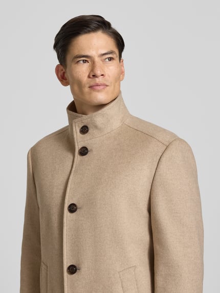 Männermodel trägt Mantel mit hohem Stehkragen Modell 'MARAN' von JOOP! in Beige, aus Wolle, Regular Fit, Nahaufnahme Oberkörper.
