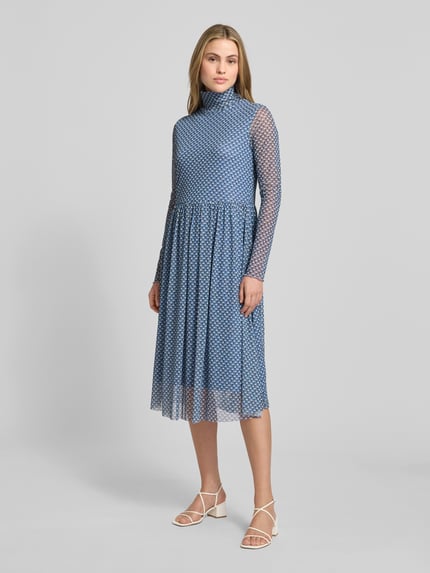 Kobiece modelka nosi Midikleid aus Mesh mit Stehkragen od Smith and Soul, niebieskie w białe wzory, A-linia, widok całej sylwetki z przodu.