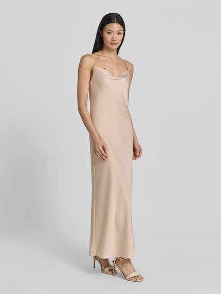 Frauenmodel trägt Cocktailkleid aus Satin mit Wasserfall-Ausschnitt von Jake*s Cocktail, Gerader-Schnitt, Midikleid, Spaghettiträger, cremefarbener Ton, glatte Oberfläche, Ganzkörperansicht von vorne. Rückenlänge bei Größe 36: 128 cm, Brustweite bei Größe 36: 33 cm.