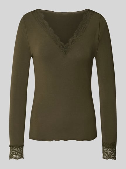 Produktfoto, Slim Fit Langarmshirt aus Modal-Mix mit Woll-Anteil Modell 'SKYE' von VERO MODA, Damen Langarmshirt in Olivgrün mit Spitzenbesatz an Ausschnitt und Ärmelsäumen, glatte Struktur