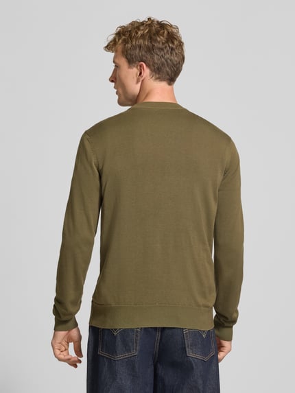 Männermodel trägt Regular Fit Pullover aus reiner Baumwolle Modell 'San Celio-C' von HUGO, Farbton Oliv, strukturierte Oberfläche, Ganzkörperansicht Rückansicht, Herren Pullover von HUGO Blue