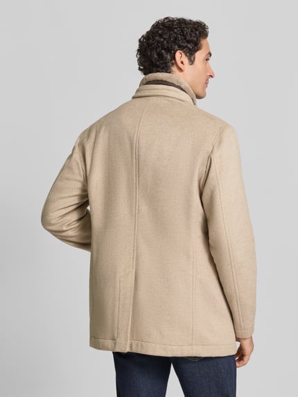 Männermodel trägt Mantel mit Stehkragen Modell '17 JO-48Gary' von JOOP!, beige, strukturierte Webware, Regular Fit, Rückansicht, Ganzkörperansicht.