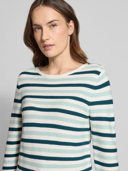 Frauenmodel trägt Regular Fit Strickpullover aus reiner Baumwolle von Tom Tailor, gestreiftes Allover-Muster, Nahaufnahme Oberkörper.