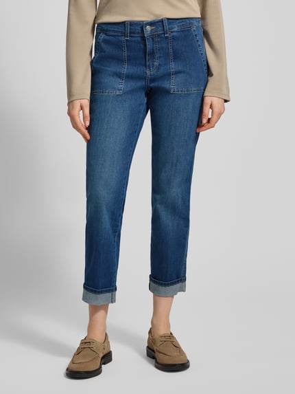 Frauenmodel trägt Jeans in verkürzter Passform mit Umschlag Modell 'Darlene Urban' von Angels, blaue Farbe, Eingrifftaschen, Baumwoll-Mix mit Stretch, Ganzkörperansicht von vorne.