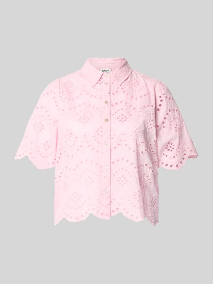 Productfoto, Loose Fit Bluse met opengewerkte borduursels model 'VALAIS' van Only, effen lichtroze katoen, overhemdkraag, knoopsluiting, lange mouwen met manchet.