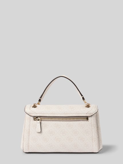 Produktfoto, Handtasche mit Logo-Applikation Modell 'NOELLE II' von Guess, beige mit Allover-Logo-Muster, goldfarbenen Details, Maße 25x18x7 cm, Magnetverschluss, Hauptfach, Tragehenkel und Schulterriemen.