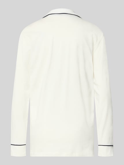 Frauenmodel trägt Regular Fit Pyjama-Oberteil mit Brusttasche von Christian Berg Woman aus Baumwoll-Modal-Mix in Creme, Ganzkörperansicht Rückansicht.