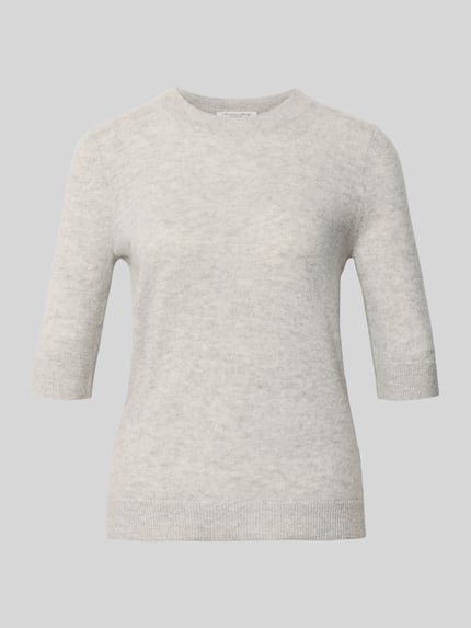 Produktfoto, Strickpullover mit 1/2-Arm und Rundhalsausschnitt von Christian Berg Woman aus reiner Baumwolle, Slim Fit, hellgraue Farbe, glatte Textur.