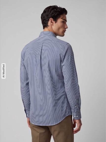 Männermodel trägt Custom Fit Freizeithemd aus reiner Baumwolle von Polo Ralph Lauren, blau-weiß gestreift, Ganzkörperansicht Rückansicht, KI-modifiziertes Bild.