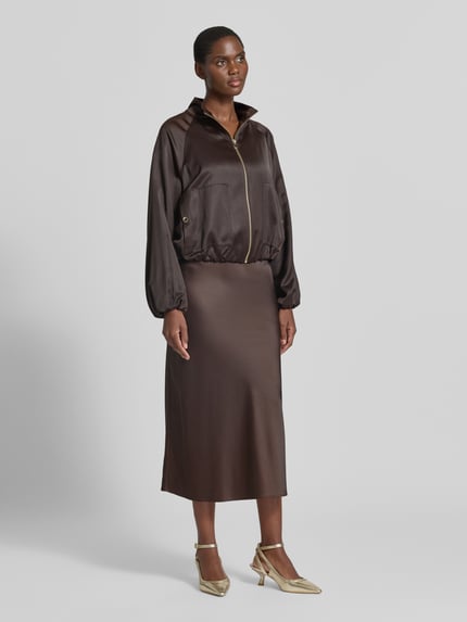 Frauenmodel trägt Regular Fit Blouson aus Viskose-Mix von s.Oliver BLACK LABEL in Dunkelbraun mit schimmernder, glatter Textur, Ganzkörperansicht von vorne, Damen Bomberjacke / Blouson.