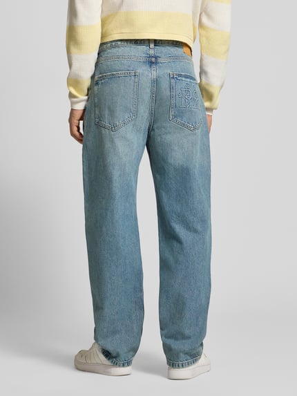Männermodel trägt Baggy Jeans im Used-Look von REVIEW, hellblau, reine Baumwolle, Baggy Fit, Ganzkörperansicht Rückansicht.