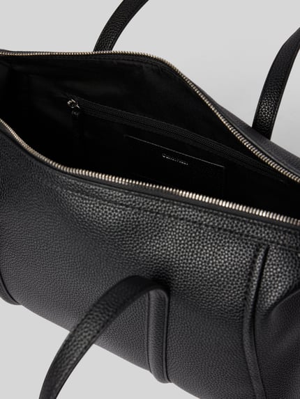 Produktfoto, Henkeltasche mit Label-Detail von CK Calvin Klein, schwarze genarbte Textur, silberner Reißverschluss, Damen Handtasche
