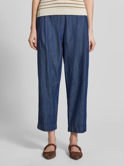 Vrouwenmodel draagt Hose mit elastischem Bund Modell 'Myha costal' van OPUS in effen blauw, verkorte fit, pure katoen, elastische tailleband, vooraanzicht volledige lichaamsopname.