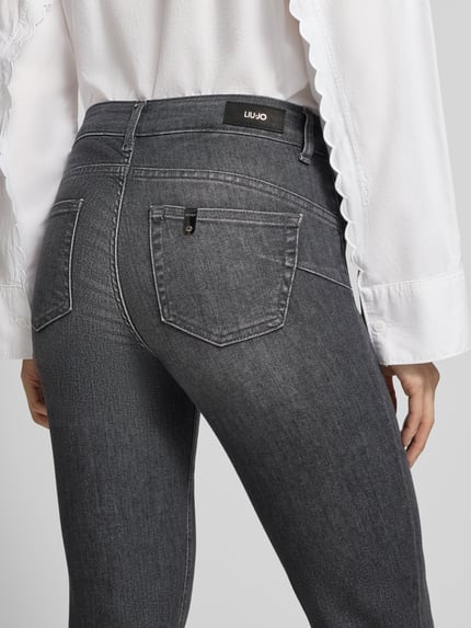 Vrouwenmodel draagt Slim Fit Jeans met lyocell-aandeel Model 'MONROE' van Liu Jo White, grijs, 5-pocketmodel, detailopname rugaanzicht